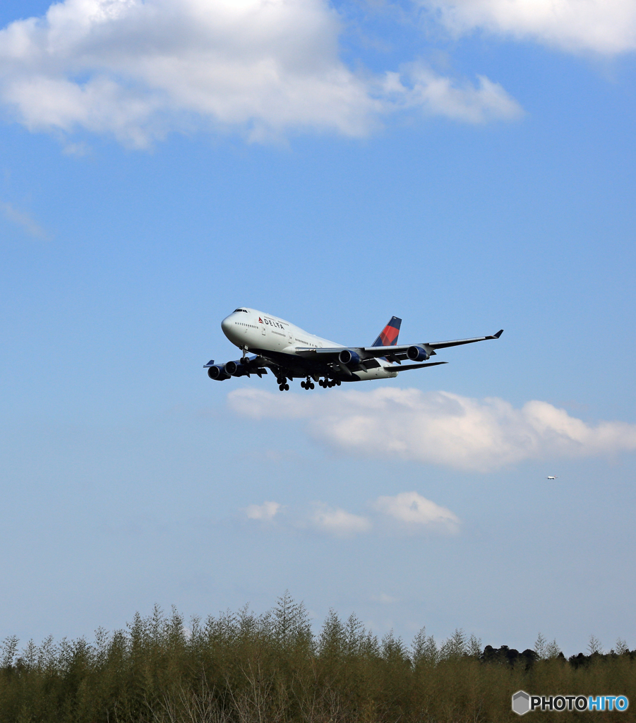 「青い空」 DELTA 747-400 N674US 到着