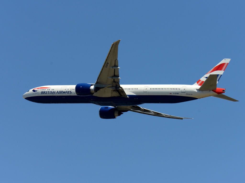 飛び立ち  BRITISH 777-300
