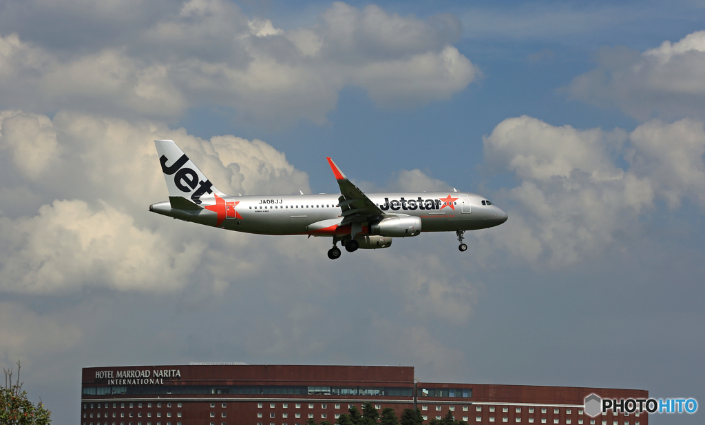 「雲」とJetstar A320-232 JA08JJ