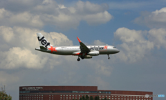 「雲」とJetstar A320-232 JA08JJ