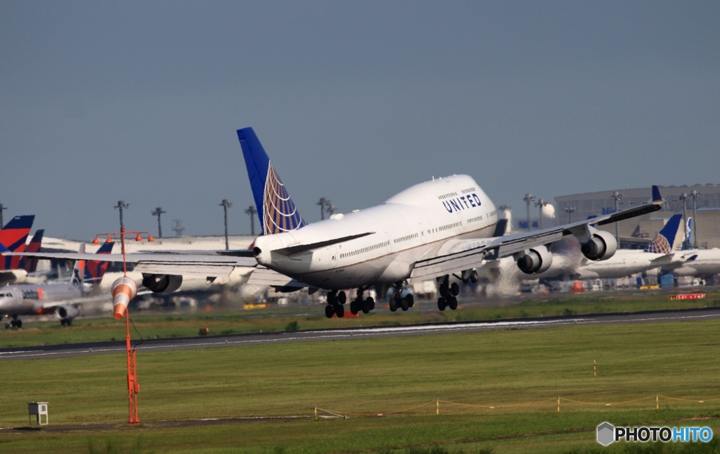 UNITED 747-400 到着　