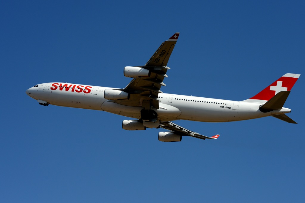 SWISS A340-313 出発