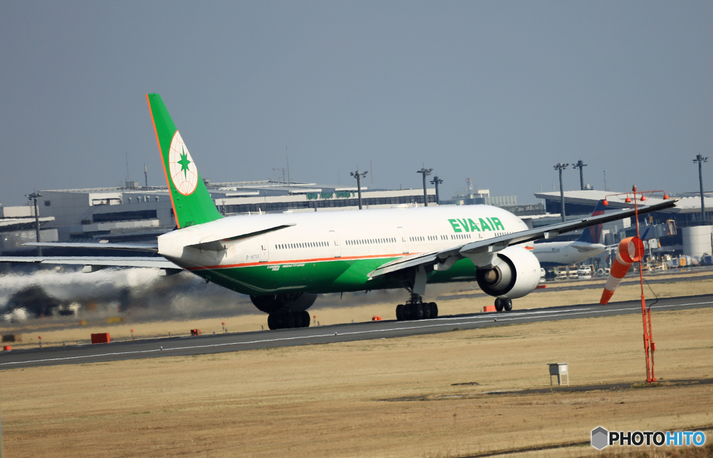 [青い空] EVA 777-300 B-16705 離陸