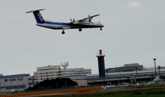 着陸（21-2）ANA Bombardier　DHC-8-402Q[b]