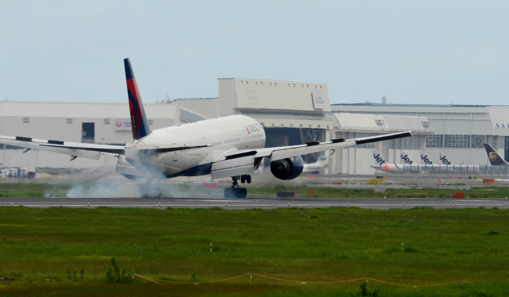 着陸（17-2）Delta  777-232ER[b]