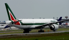 出発（223）Alitalia 777-243ER 