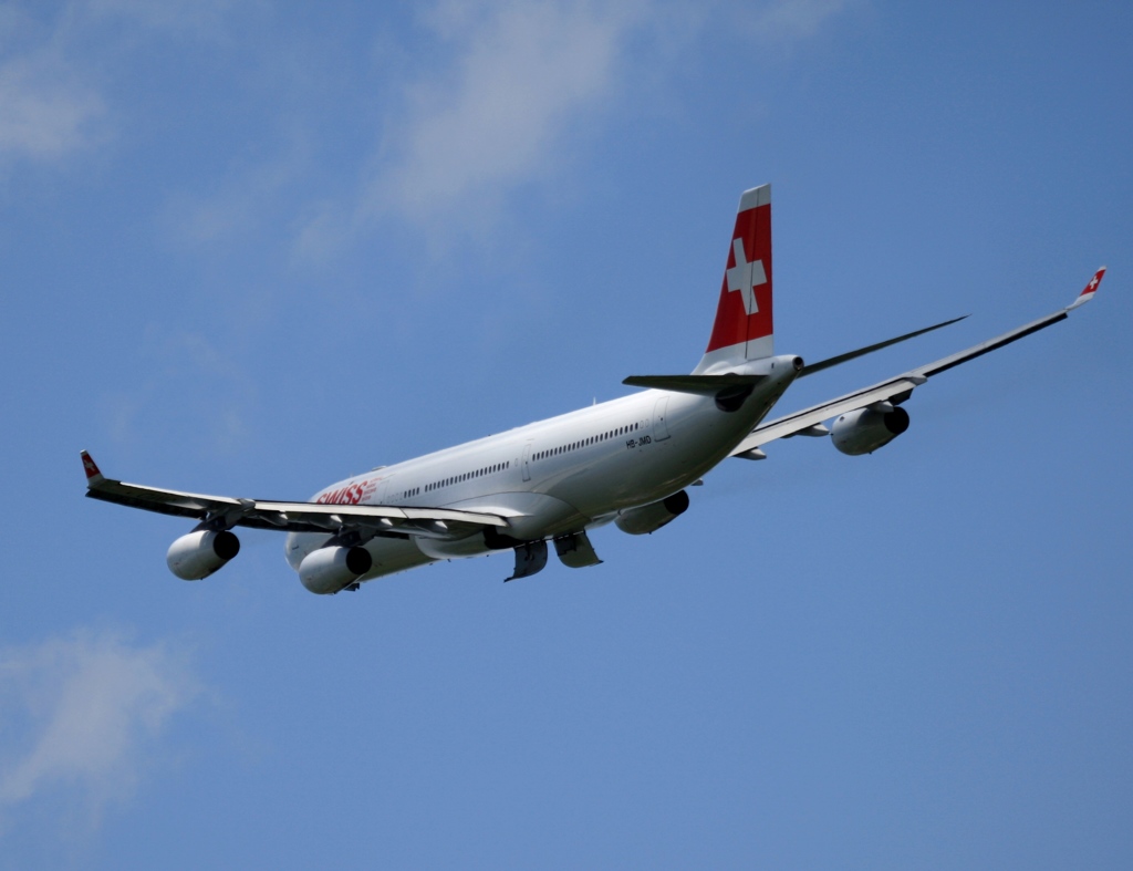 出発　Swiss A340-313