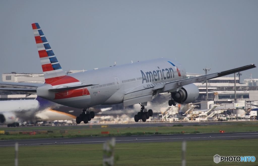 American 777-223 到着　