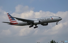 着陸　American 777-223