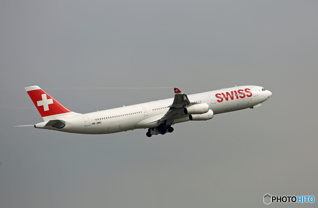 飛び立ち SWISS A340-313 HB-JMC＋糸引き（拡大で）