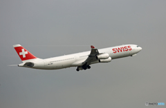 飛び立ち SWISS A340-313 HB-JMC＋糸引き（拡大で）