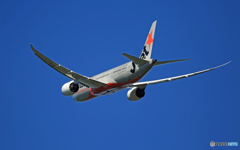 [青い空]　Jetstar 787-8 VH-VKH飛び立ち 