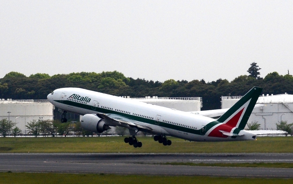 飛び立ち（141）Alitalia 777　