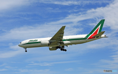 「青い空」Alitalia 777-200 EI-ISA到着 