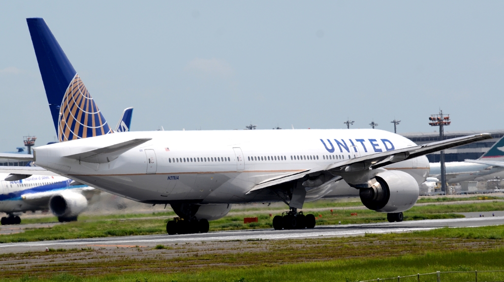 出発（164）United 777-200