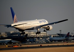 United 777-222 着陸