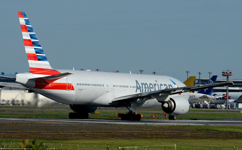 離陸（374）American 777-223