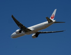 飛び立ち  JAL 777-346