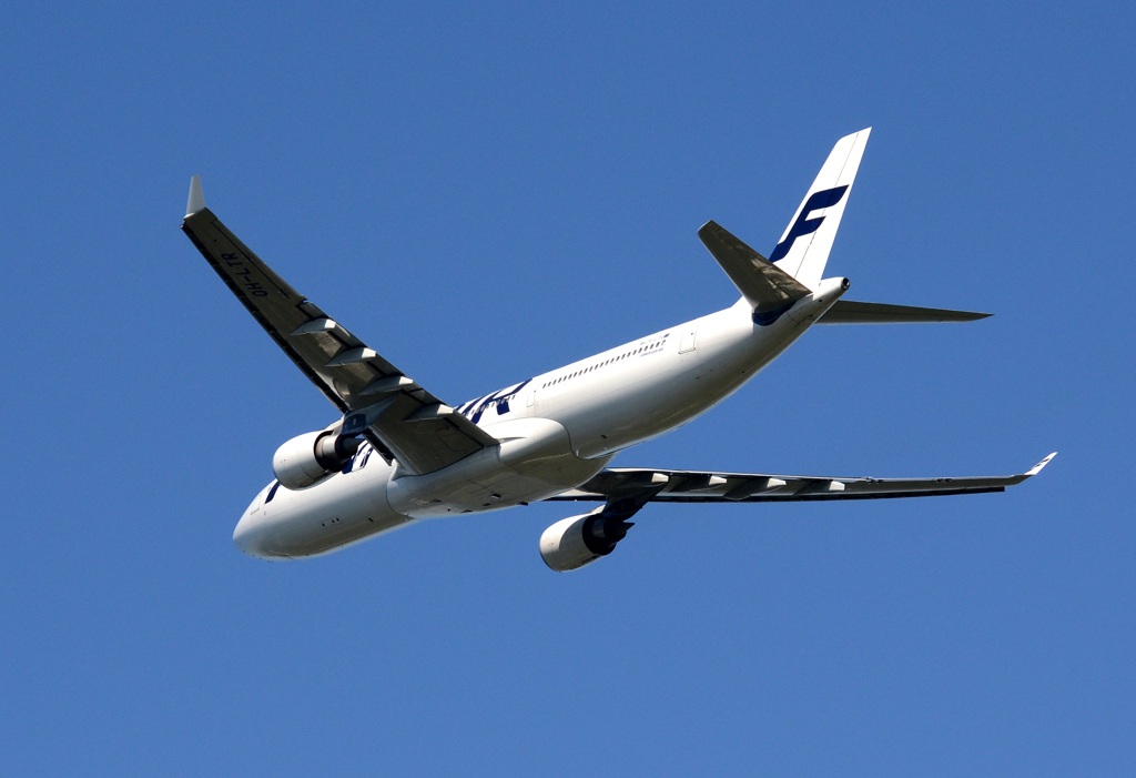 離陸(358)Finnair A330-302青い空に消える