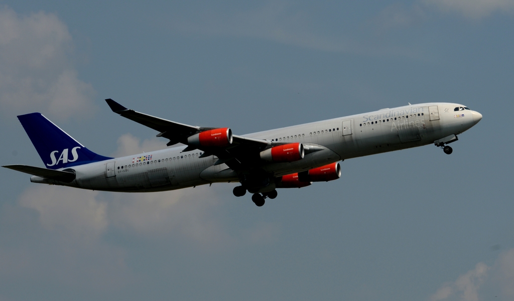 離陸（253） SAS A340-313 