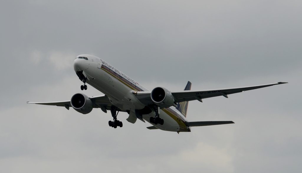 離陸（32-1）Singapore Air 777-312ER [a]