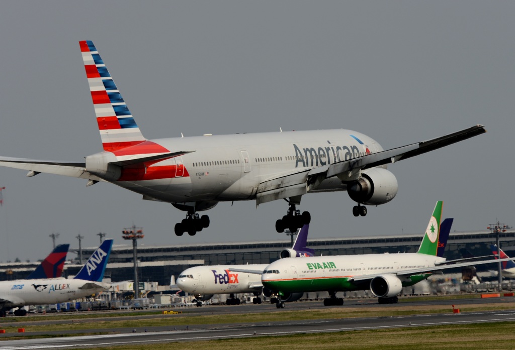 AMERICAN 777-223 着陸　