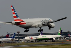 AMERICAN 777-223 着陸　