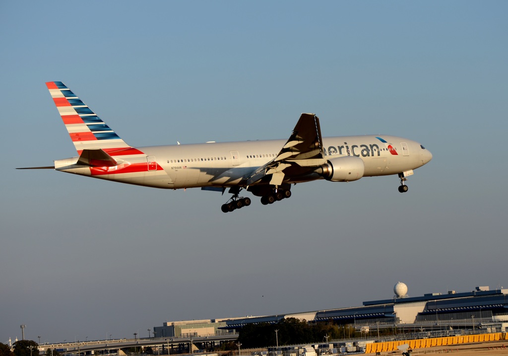 着陸 American 777-200
