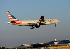 着陸 American 777-200
