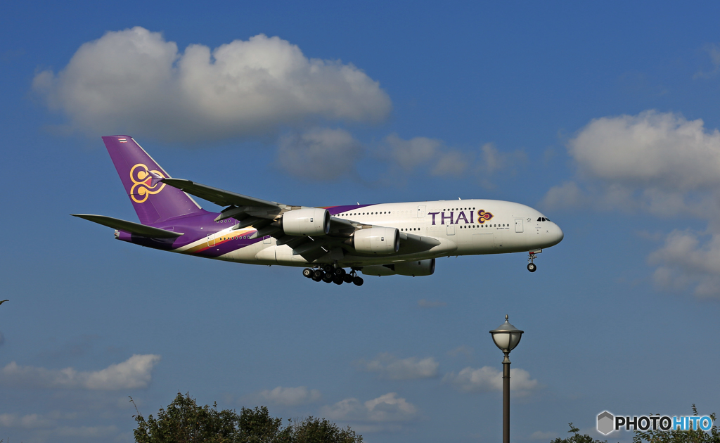 「雲」と到着 Thai A380-841 HS-TUF