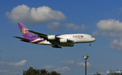 「雲」と到着 Thai A380-841 HS-TUF