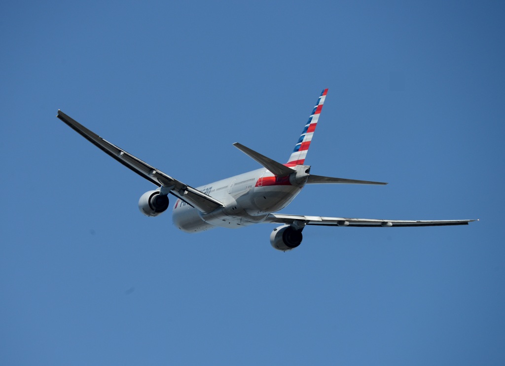 American 777-223 出発
