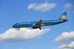 [青い空]　Vietnam A321-231 VN-A610