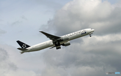「☁」と ANA STAR 777-381 JA731A