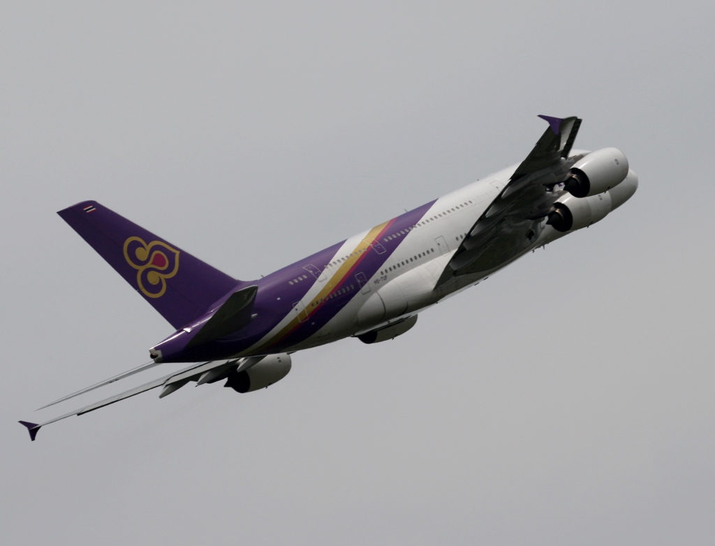 飛び立ち　Thai A380-841