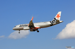 [青い空] Jetstar A320-232 JA06JJ 到着