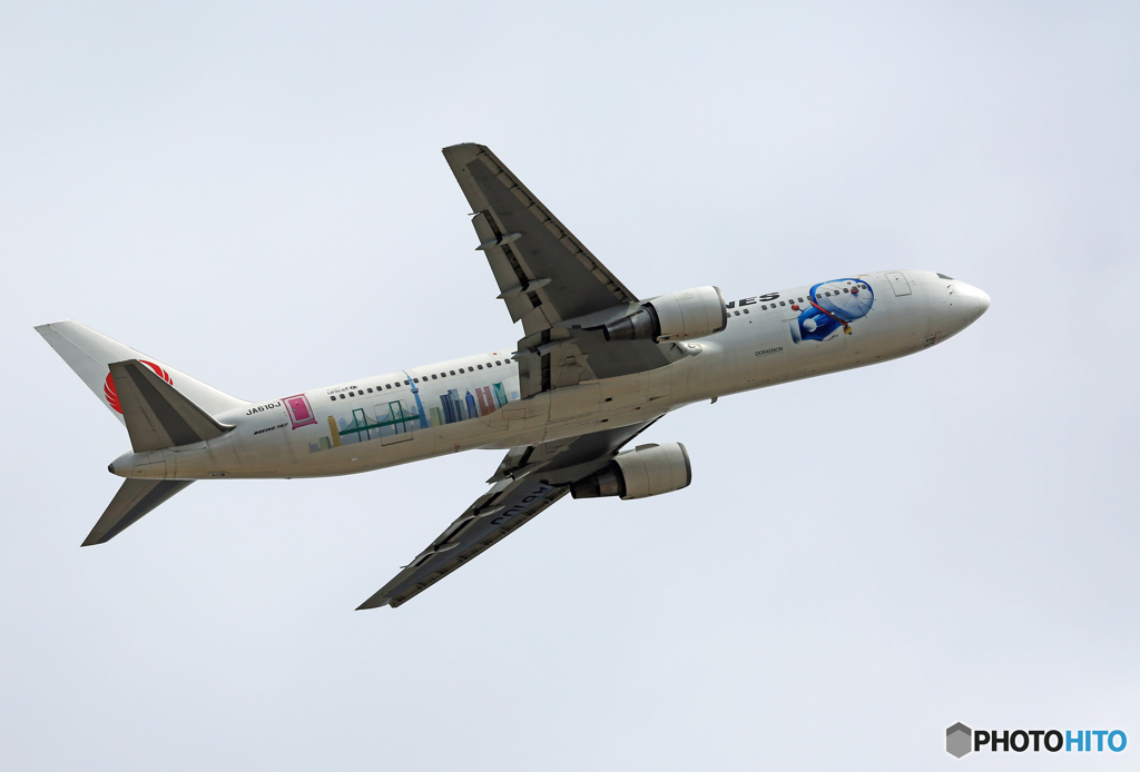 離陸JAL「ドラえもんジェット」767-300 JA610J
