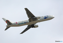 離陸JAL「ドラえもんジェット」767-300 JA610J