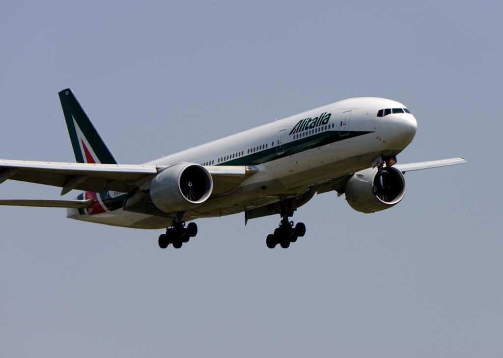 Alitalia 777-243 到着　