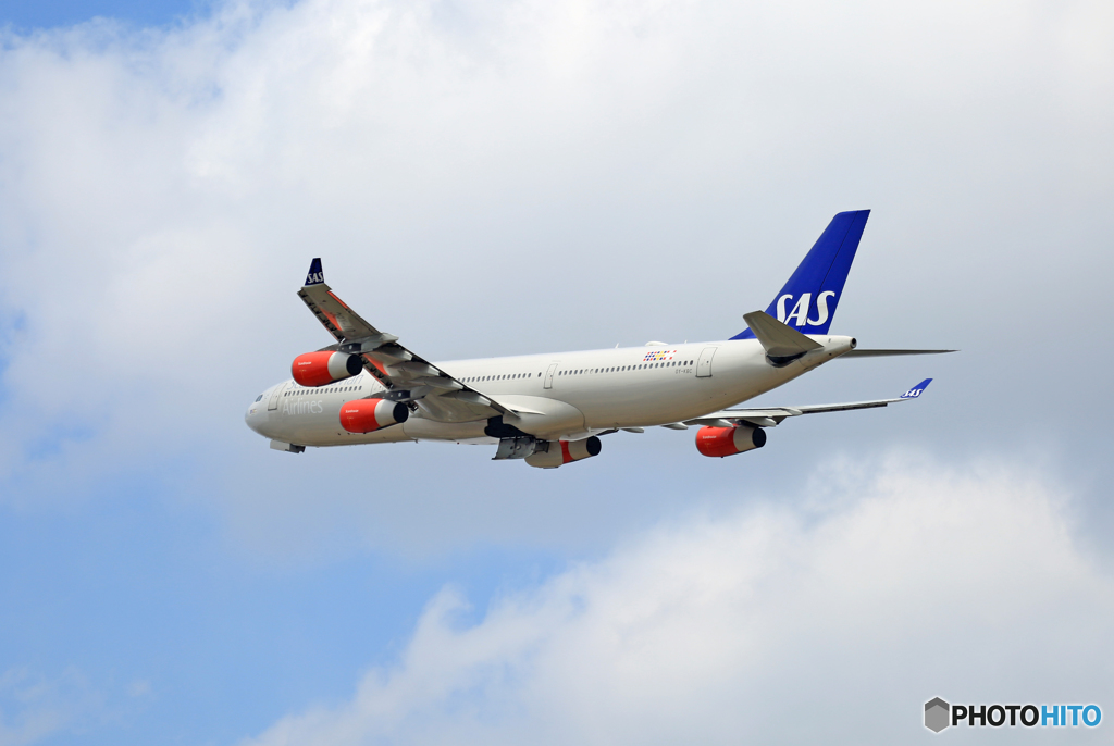 「スカイ」 SAS A340-313 OY-KBC 出発