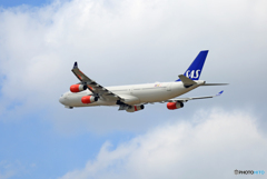 「スカイ」 SAS A340-313 OY-KBC 出発