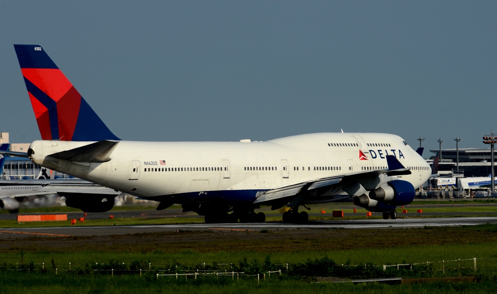出発（207）DELTA 747-400