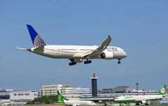 到着 UNITED 787-9 N13954 