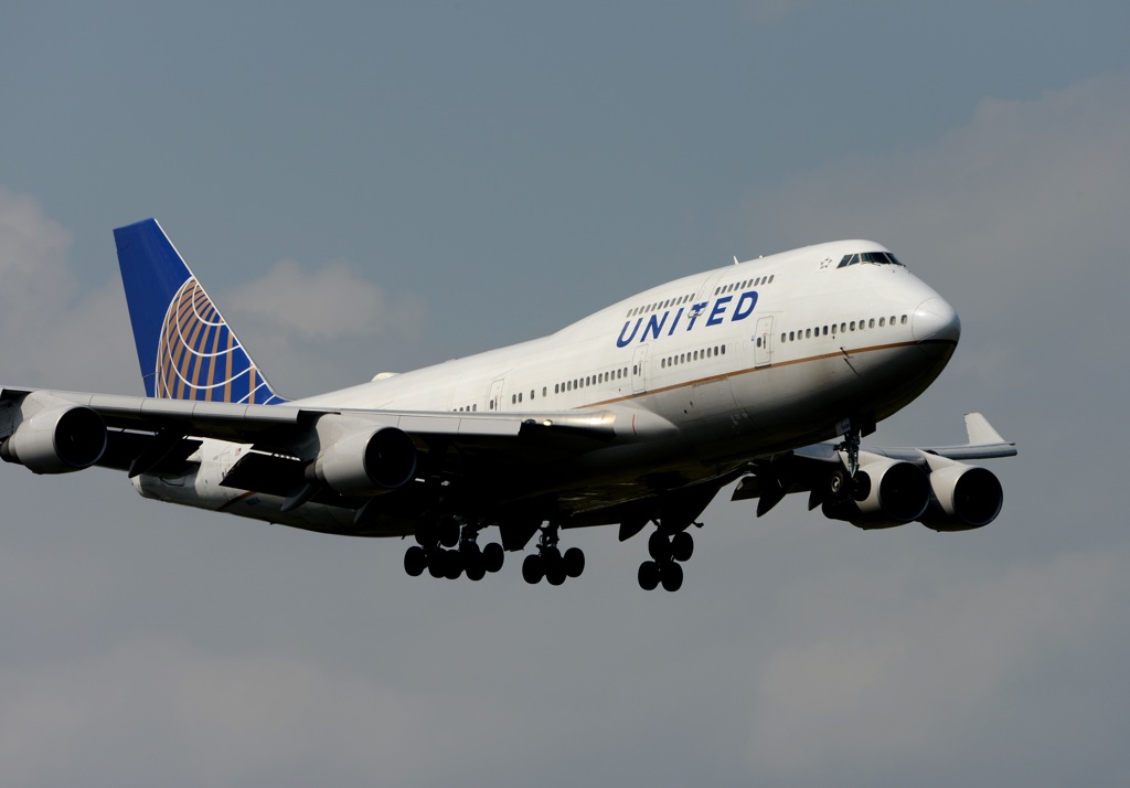 United 747-400 着陸　