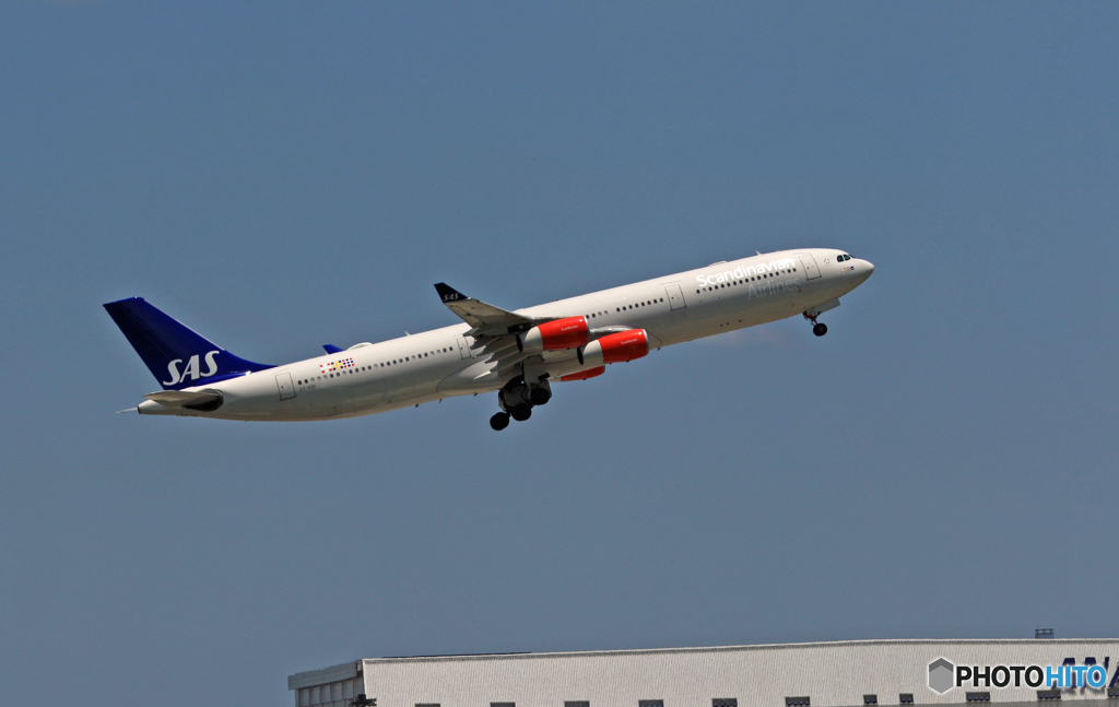 飛び立ち SAS A340-313 OY-KBI