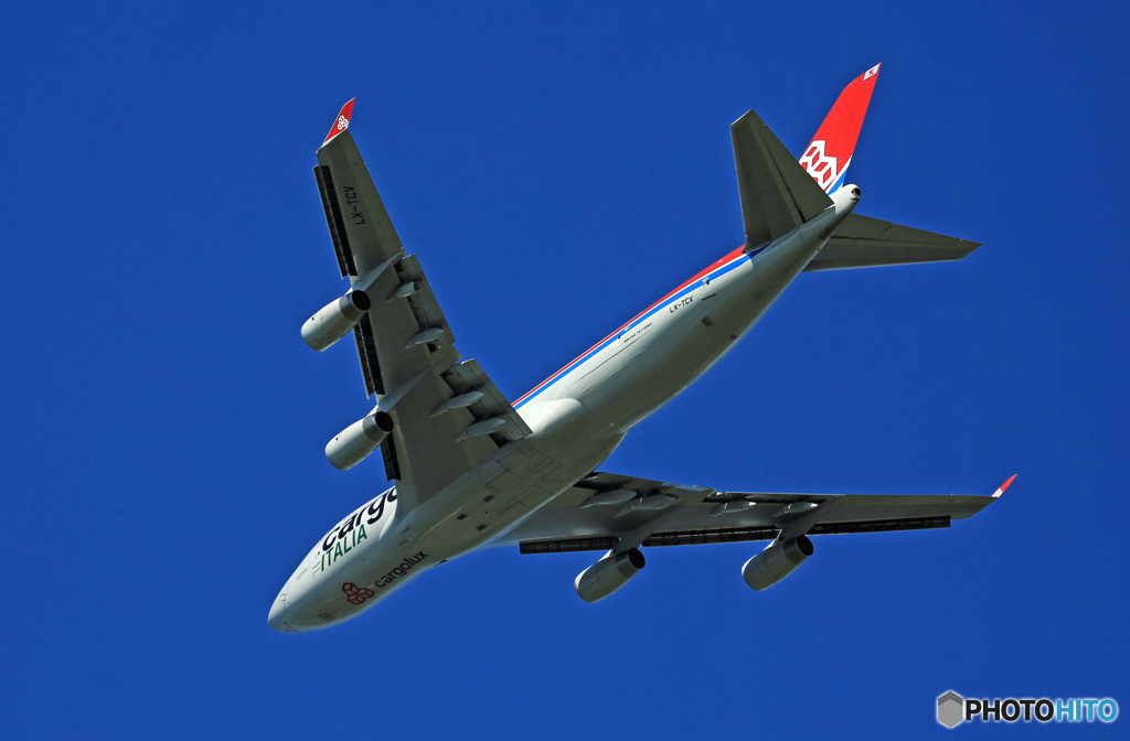 [青い空]　Cargolux 747-4R7F LX-TCV