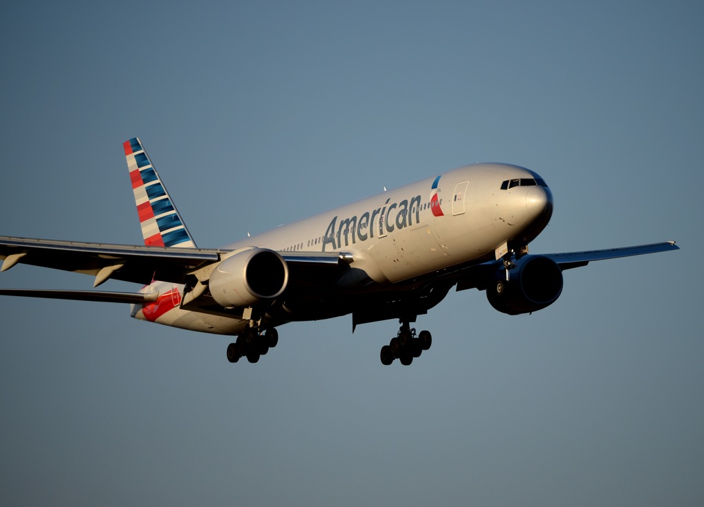 American 777-200 到着
