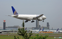 UNITED 777-224 N77019 到着 