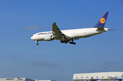 到着 Lufthansa Cargo 777-FBT D-ALFB