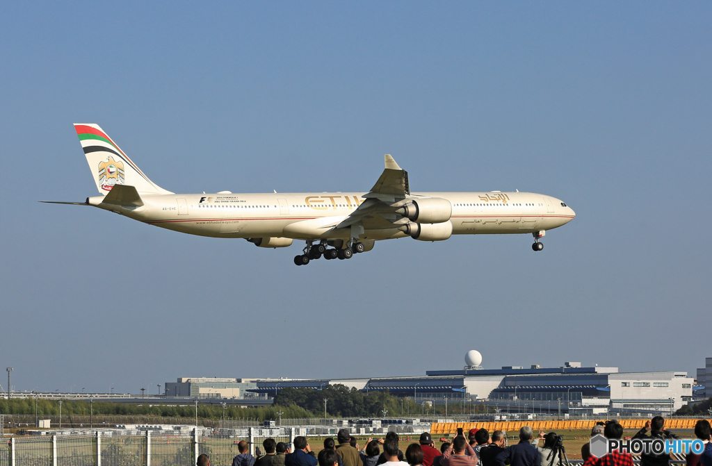 来た～　Etihad A340-642 A6-EHE